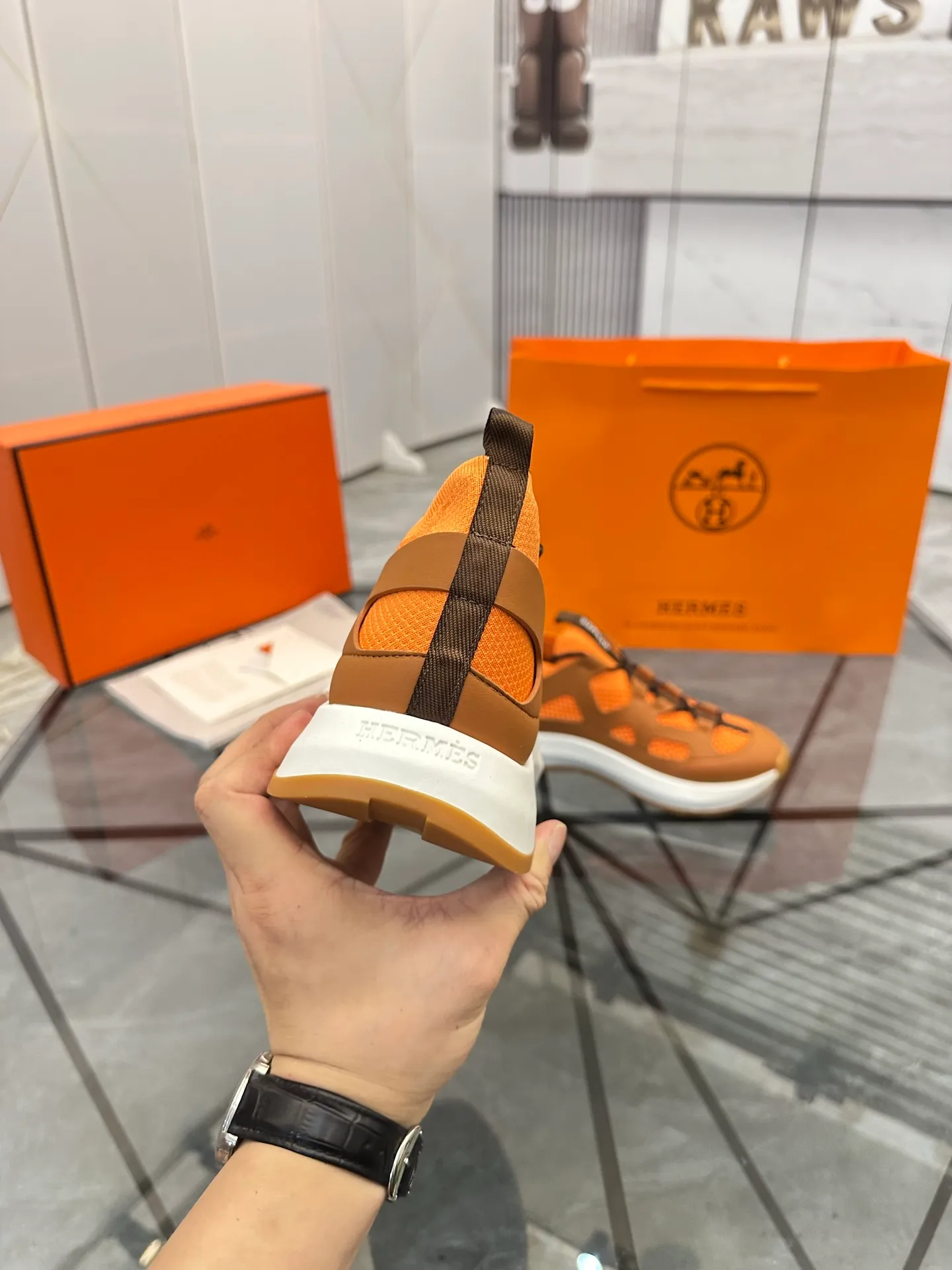 Men's shoes for sale 💰: 💰P660¥ High-end top quality Product trademark: Hermes *"Hermès*" low-top casual shoes Regular size: 38-45 (can be customized to 46) Product materials: upper imported first-layer cowhide stitched with original fabric, original rubber sheet, breathable lining, cowhide foot pads, original outsole. No.: 001